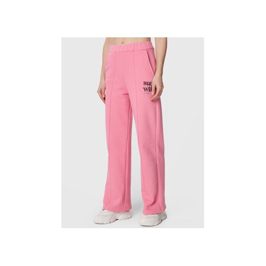 Femi Stories Spodnie dresowe Flare Różowy Relaxed Fit ze sklepu MODIVO w kategorii Spodnie męskie - zdjęcie 168588519
