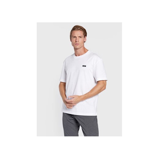 Calvin Klein T-Shirt K10K110669 Biały Regular Fit ze sklepu MODIVO w kategorii T-shirty męskie - zdjęcie 168589408