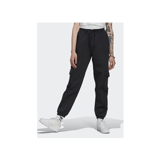 adidas Spodnie dresowe Cargo HM1567 Czarny Regular Fit ze sklepu MODIVO w kategorii Spodnie damskie - zdjęcie 168590177