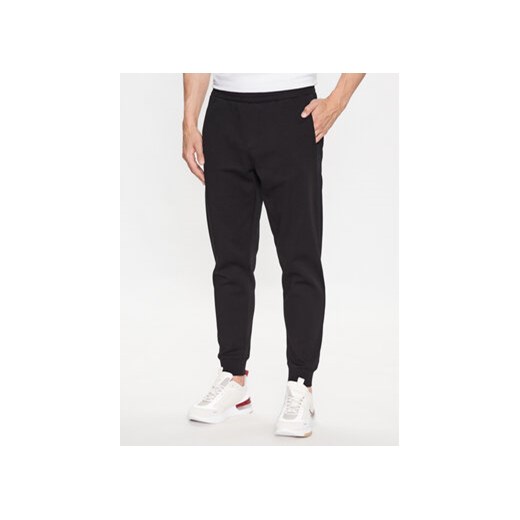 Calvin Klein Spodnie dresowe Logo Tape K10K111565 Czarny Comfort Fit ze sklepu MODIVO w kategorii Spodnie męskie - zdjęcie 168591056
