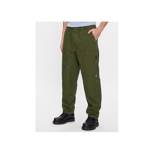 Tommy Jeans Spodnie materiałowe DM0DM17689 Zielony Baggy Fit ze sklepu MODIVO w kategorii Spodnie męskie - zdjęcie 168594257