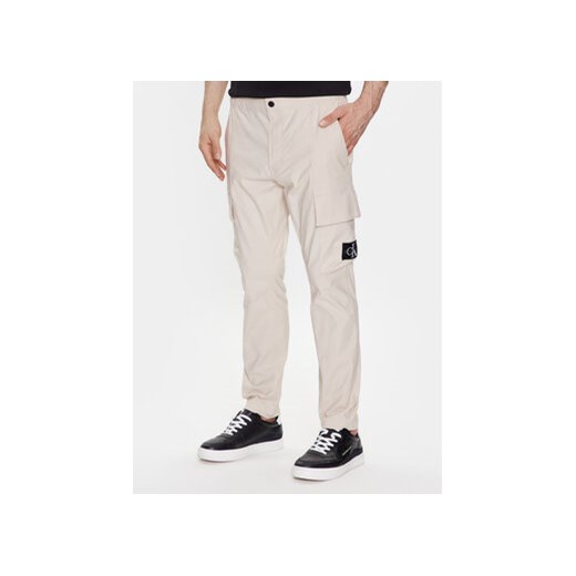 Calvin Klein Jeans Spodnie materiałowe J30J322922 Beżowy Skinny Fit ze sklepu MODIVO w kategorii Spodnie męskie - zdjęcie 168594508
