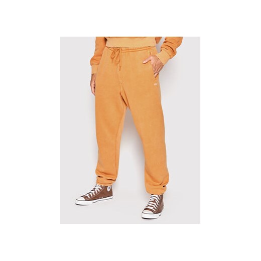 Vans Spodnie dresowe ComfyCush Wash VN0A7YCE Pomarańczowy Relaxed Fit ze sklepu MODIVO w kategorii Spodnie męskie - zdjęcie 168594587