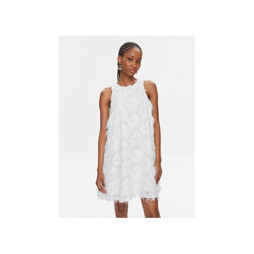 YAS Sukienka koktajlowa Dio 26033735 Biały Loose Fit ze sklepu MODIVO w kategorii Sukienki - zdjęcie 168597486