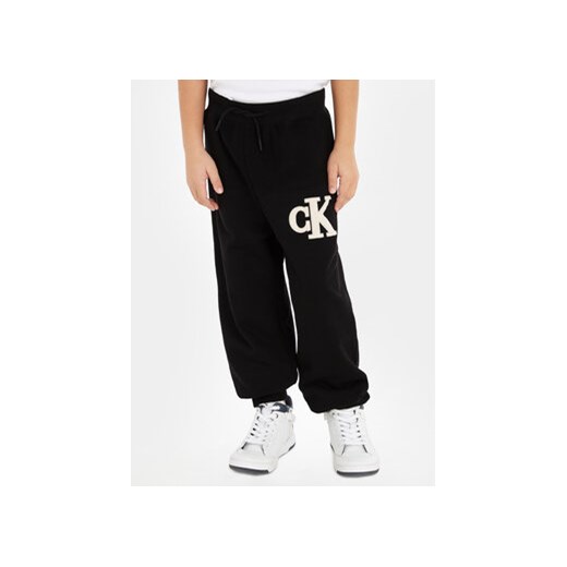 Calvin Klein Jeans Spodnie dresowe Towelling Logopack IB0IB01677 Czarny Regular Fit ze sklepu MODIVO w kategorii Spodnie chłopięce - zdjęcie 168598519