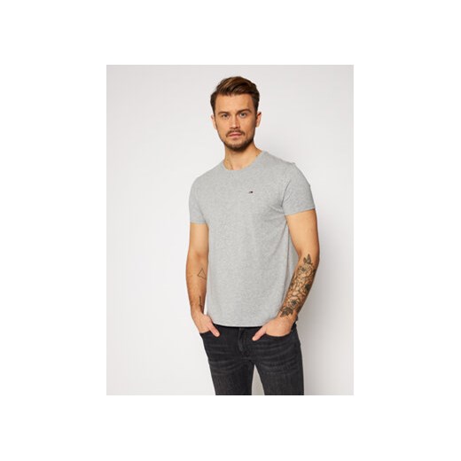 Tommy Jeans T-Shirt DM0DM04411 Szary Regular Fit ze sklepu MODIVO w kategorii T-shirty męskie - zdjęcie 168599235