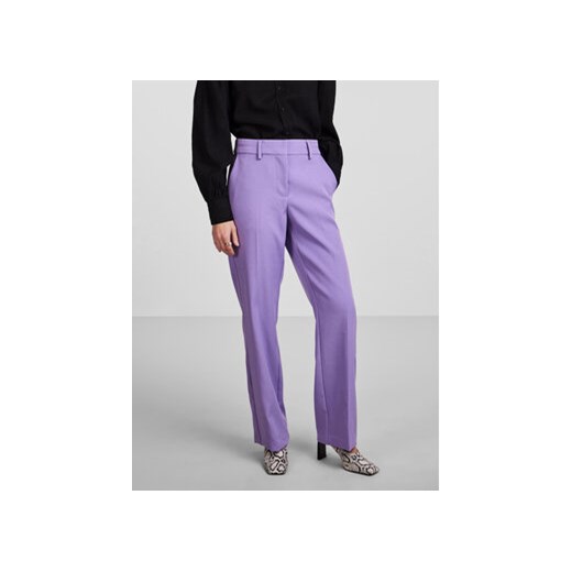 YAS Spodnie materiałowe 26028860 Fioletowy Regular Fit ze sklepu MODIVO w kategorii Spodnie damskie - zdjęcie 168602636