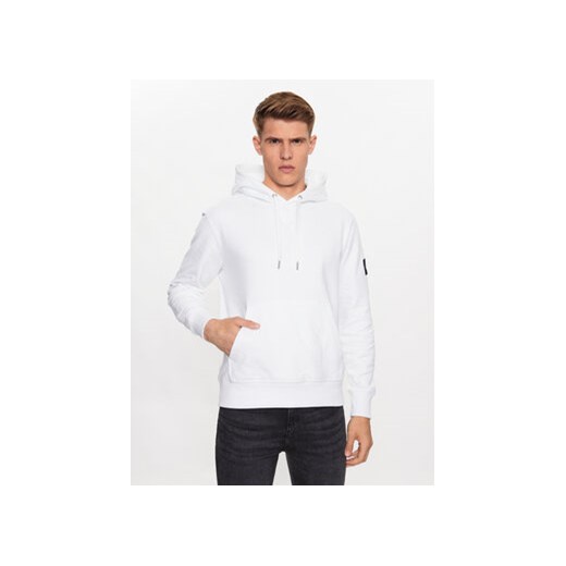 Calvin Klein Jeans Bluza J30J323430 Biały Regular Fit ze sklepu MODIVO w kategorii Bluzy męskie - zdjęcie 168605025