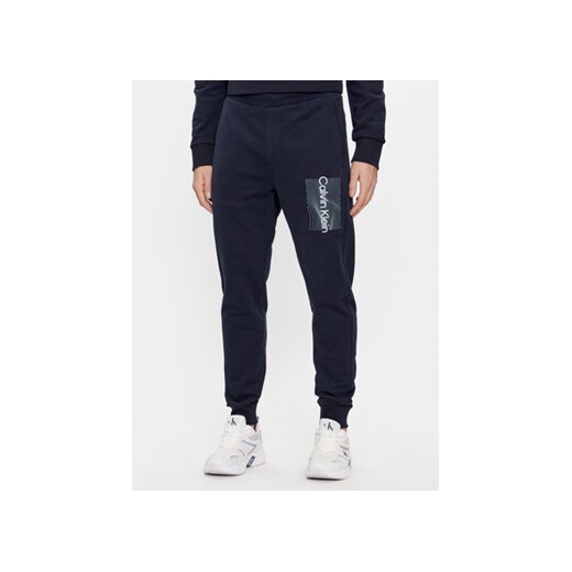 Calvin Klein Spodnie dresowe Wave Lines Hero K10K112775 Granatowy Regular Fit ze sklepu MODIVO w kategorii Spodnie męskie - zdjęcie 168606945