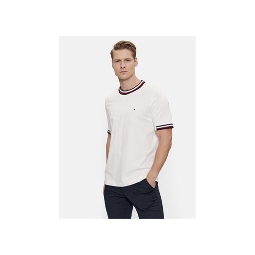 Tommy Hilfiger T-Shirt Bold Global MW0MW32585 Écru Regular Fit ze sklepu MODIVO w kategorii T-shirty męskie - zdjęcie 168609449