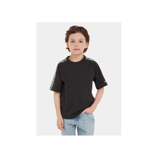 Calvin Klein Jeans T-Shirt Tape IB0IB01877 Czarny Regular Fit ze sklepu MODIVO w kategorii T-shirty chłopięce - zdjęcie 168613357