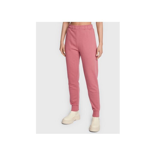 Outhorn Spodnie dresowe TTROF041 Różowy Relaxed Fit ze sklepu MODIVO w kategorii Spodnie damskie - zdjęcie 168616868