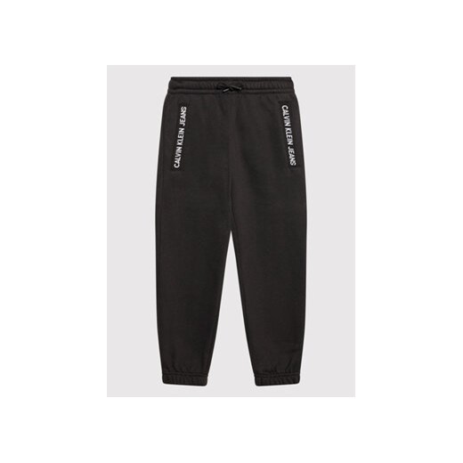 Calvin Klein Jeans Spodnie dresowe Intarisia Logo Jogger IU0IU00235 Czarny Regular Fit ze sklepu MODIVO w kategorii Spodnie chłopięce - zdjęcie 168617588