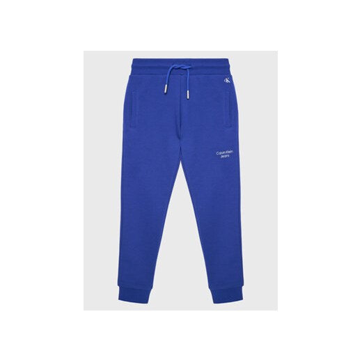Calvin Klein Jeans Spodnie dresowe Stack Logo IB0IB01282 Granatowy Regular Fit ze sklepu MODIVO w kategorii Spodnie chłopięce - zdjęcie 168621327