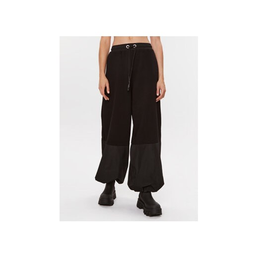 MMC Studio Spodnie dresowe 6 Czarny Relaxed Fit ze sklepu MODIVO w kategorii Spodnie damskie - zdjęcie 168622889