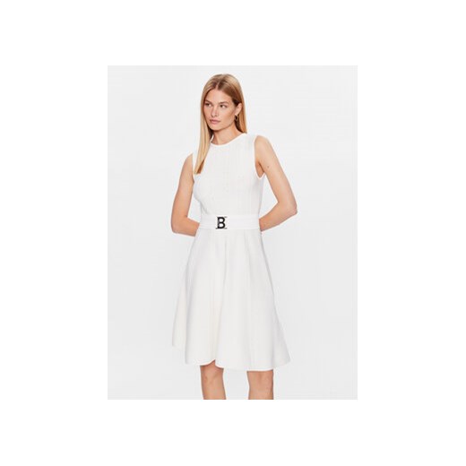 Blugirl Blumarine Sukienka koktajlowa RA3055-MA55N Biały Regular Fit ze sklepu MODIVO w kategorii Sukienki - zdjęcie 168623978