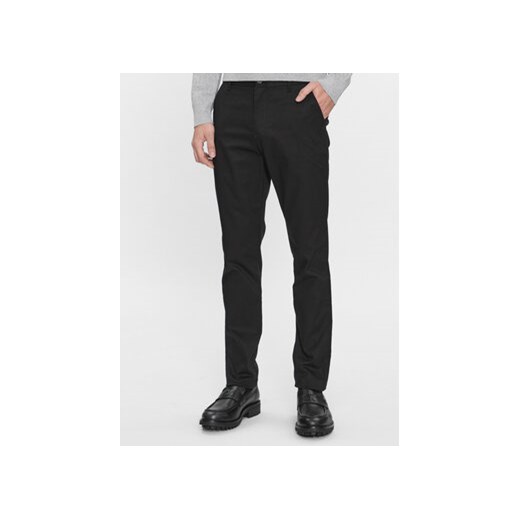 Calvin Klein Jeans Chinosy J30J317669 Czarny Slim Fit ze sklepu MODIVO w kategorii Spodnie męskie - zdjęcie 168624159