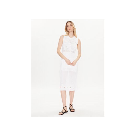 Liviana Conti Sukienka dzianinowa F3SA33 Biały Regular Fit ze sklepu MODIVO w kategorii Sukienki - zdjęcie 168625816