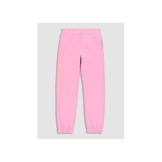 Coccodrillo Spodnie dresowe WC3120102RPJ Różowy Regular Fit ze sklepu MODIVO w kategorii Spodnie dziewczęce - zdjęcie 168630226