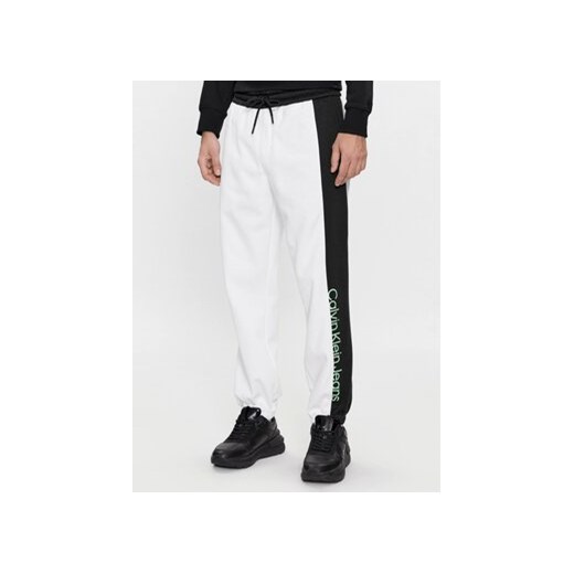 Calvin Klein Jeans Spodnie dresowe J30J324052 Biały Regular Fit ze sklepu MODIVO w kategorii Spodnie męskie - zdjęcie 168631537