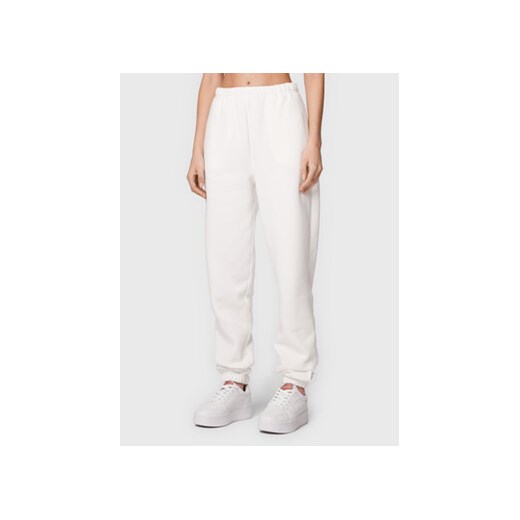 Gina Tricot Spodnie dresowe Basic 87590 Biały Regular Fit ze sklepu MODIVO w kategorii Spodnie damskie - zdjęcie 168635128