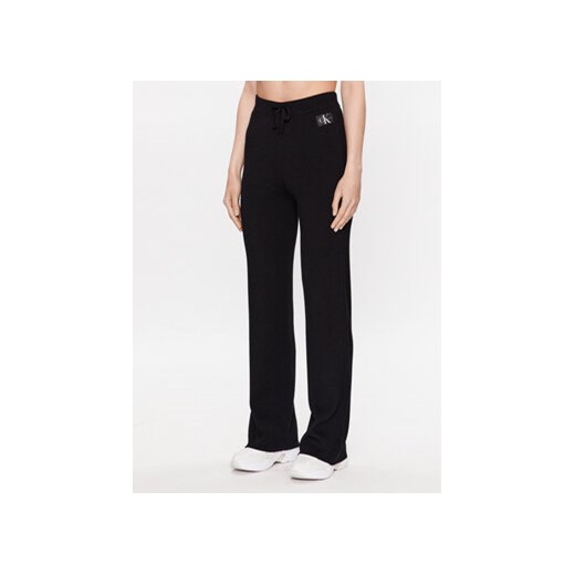 Calvin Klein Jeans Spodnie dresowe J20J222114 Czarny Relaxed Fit ze sklepu MODIVO w kategorii Spodnie damskie - zdjęcie 168636179