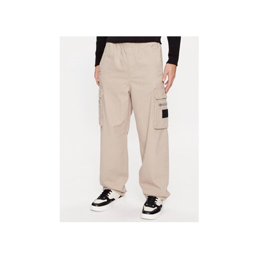 Calvin Klein Jeans Spodnie materiałowe J30J324444 Beżowy Relaxed Fit ze sklepu MODIVO w kategorii Spodnie męskie - zdjęcie 168637685
