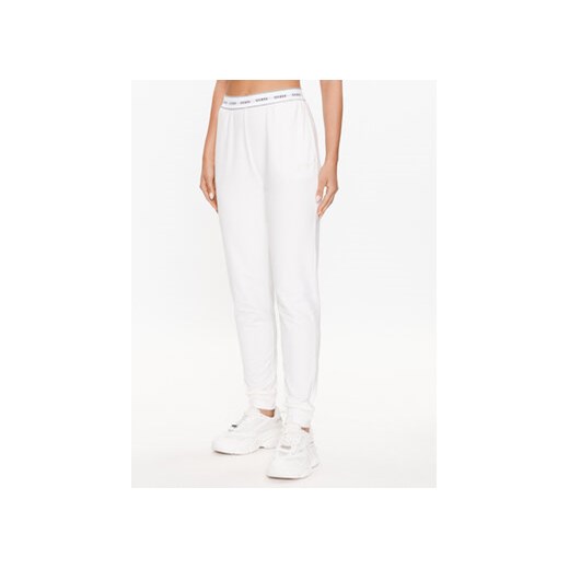 Guess Spodnie piżamowe O3YB00 KBS91 Biały Regular Fit ze sklepu MODIVO w kategorii Piżamy damskie - zdjęcie 168639457