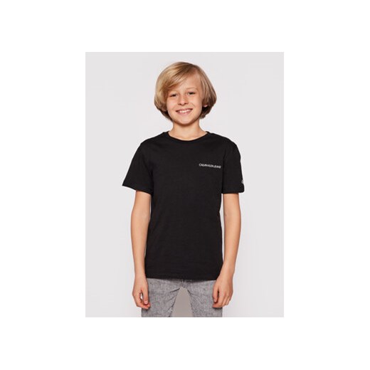 Calvin Klein Jeans T-Shirt Chest Logo IB0IB00456 Czarny Regular Fit ze sklepu MODIVO w kategorii T-shirty chłopięce - zdjęcie 168639607