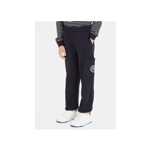 Tommy Hilfiger Spodnie dresowe KB0KB08479 Granatowy Regular Fit ze sklepu MODIVO w kategorii Spodnie chłopięce - zdjęcie 168642755