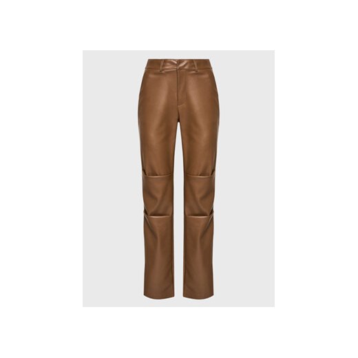 NA-KD Spodnie z imitacji skóry 1018-009353-1408-581 Brązowy Regular Fit ze sklepu MODIVO w kategorii Spodnie damskie - zdjęcie 168643625