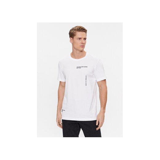 Calvin Klein Jeans T-Shirt Text J30J325065 Biały Regular Fit ze sklepu MODIVO w kategorii T-shirty męskie - zdjęcie 168643708