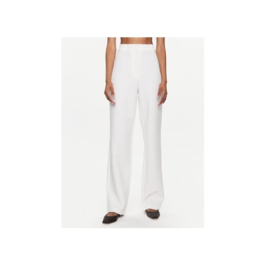YAS Spodnie materiałowe Izzie 26032131 Biały Regular Fit ze sklepu MODIVO w kategorii Spodnie damskie - zdjęcie 168646975