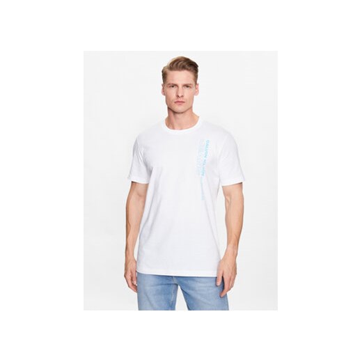 Calvin Klein Jeans T-Shirt J30J323532 Biały Regular Fit ze sklepu MODIVO w kategorii T-shirty męskie - zdjęcie 168649195