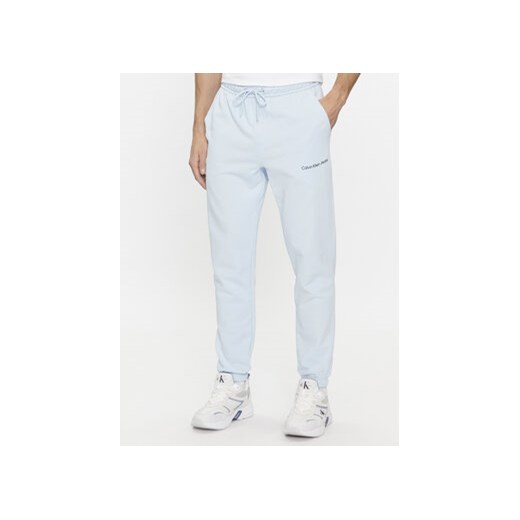Calvin Klein Jeans Spodnie dresowe Institutional Hwk Pant J30J324739 Niebieski Regular Fit ze sklepu MODIVO w kategorii Spodnie męskie - zdjęcie 168651876