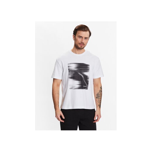 Calvin Klein T-Shirt Motion Graphic K10K111116 Biały Regular Fit ze sklepu MODIVO w kategorii T-shirty męskie - zdjęcie 168652909