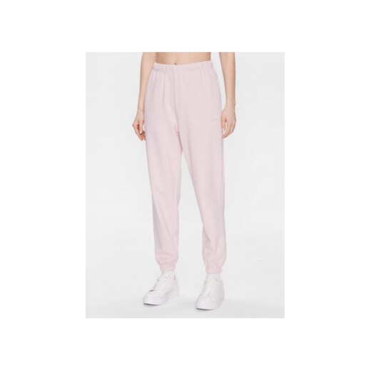 New Balance Spodnie dresowe Athletics Remastered French Terry WP31503 Różowy Relaxed Fit ze sklepu MODIVO w kategorii Spodnie damskie - zdjęcie 168652967