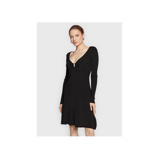 Guess Sukienka dzianinowa W3RK36 Z30K0 Czarny Slim Fit ze sklepu MODIVO w kategorii Sukienki - zdjęcie 168655197