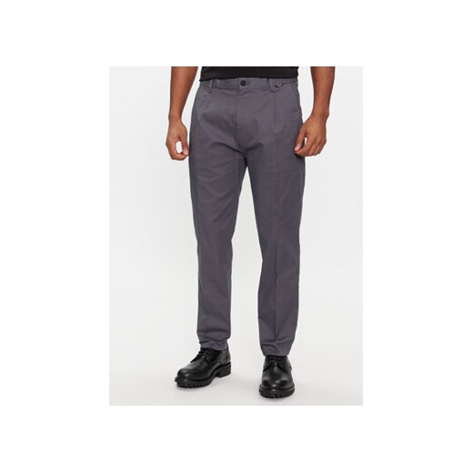 Calvin Klein Spodnie garniturowe Modern Twill Tapered Pleat K10K111490 Szary Slim Fit ze sklepu MODIVO w kategorii Spodnie męskie - zdjęcie 168659969
