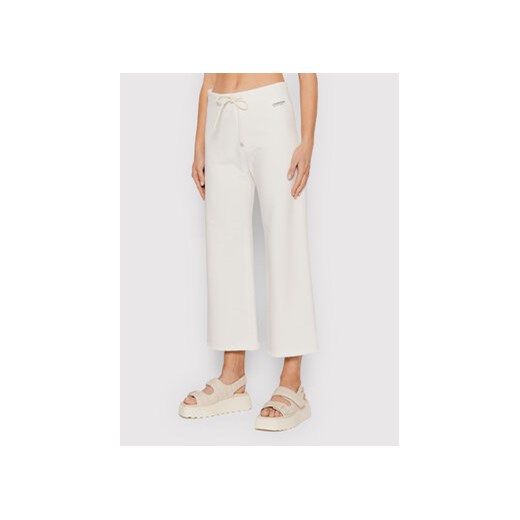 Liviana Conti Spodnie dresowe F2SJ75 Biały Relaxed Fit ze sklepu MODIVO w kategorii Spodnie damskie - zdjęcie 168660877