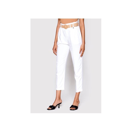Rinascimento Spodnie materiałowe CFC0109392003 Biały Carrot Fit ze sklepu MODIVO w kategorii Spodnie damskie - zdjęcie 168662249