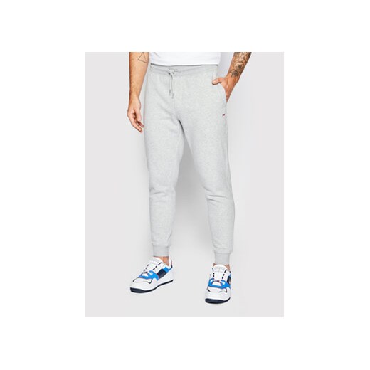 Tommy Jeans Spodnie dresowe DM0DM15380 Szary Slim Fit ze sklepu MODIVO w kategorii Spodnie męskie - zdjęcie 168662308