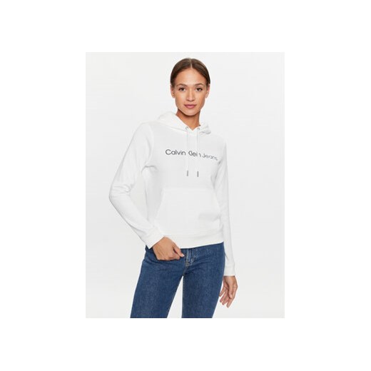 Calvin Klein Jeans Bluza J20J220254 Biały Regular Fit ze sklepu MODIVO w kategorii Bluzy damskie - zdjęcie 168662338