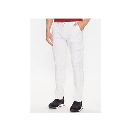 Guess Spodnie materiałowe M2GB27 WCNZ0 Biały Slim Fit ze sklepu MODIVO w kategorii Spodnie męskie - zdjęcie 168665427