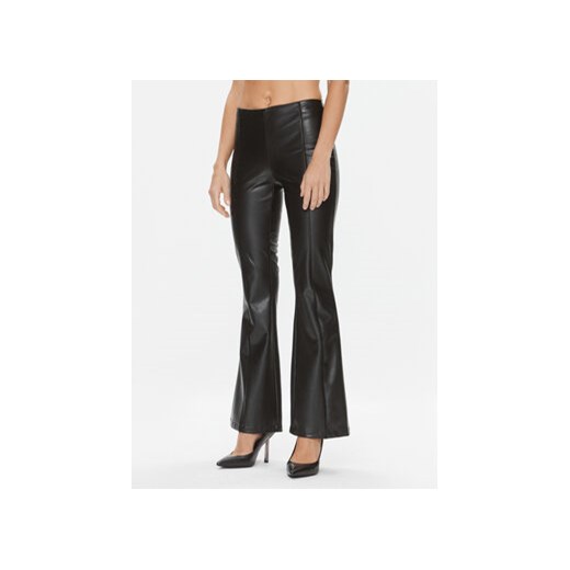 Guess Spodnie z imitacji skóry Nia W3BB18 K8S30 Czarny Regular Fit ze sklepu MODIVO w kategorii Spodnie damskie - zdjęcie 168667658