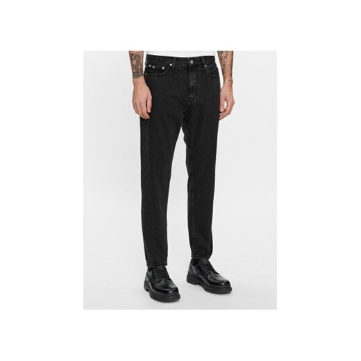 Calvin Klein Jeans Jeansy J30J324713 Czarny Tapered Fit ze sklepu MODIVO w kategorii Jeansy męskie - zdjęcie 168668389