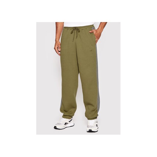 Levi's® Spodnie dresowe A3310-0000 Zielony Regular Fit ze sklepu MODIVO w kategorii Spodnie męskie - zdjęcie 168674217