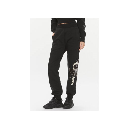 Calvin Klein Jeans Spodnie dresowe Bold Monologo J20J222606 Czarny Relaxed Fit ze sklepu MODIVO w kategorii Spodnie damskie - zdjęcie 168674349