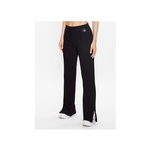Calvin Klein Jeans Spodnie materiałowe J20J221597 Czarny Regular Fit ze sklepu MODIVO w kategorii Spodnie damskie - zdjęcie 168678475