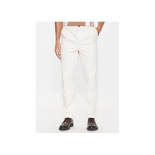 Guess Spodnie materiałowe M3YB28 WFIN3 Biały Slim Fit ze sklepu MODIVO w kategorii Spodnie męskie - zdjęcie 168680966